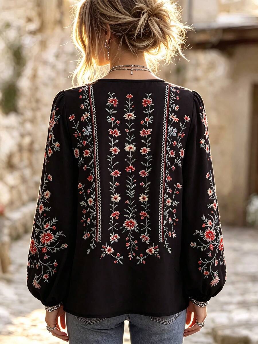 Blouse noire brodée fleurs femme — col rond