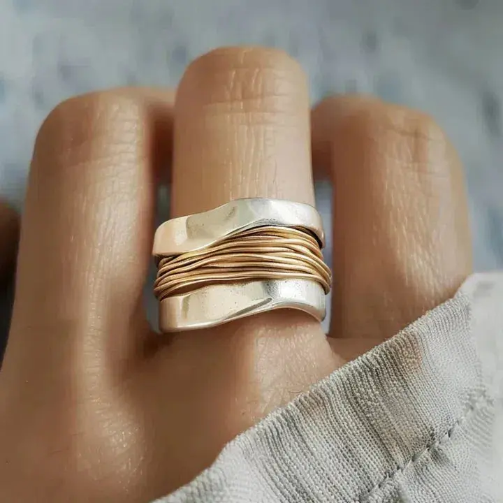 Bague femme argentée fils dorés