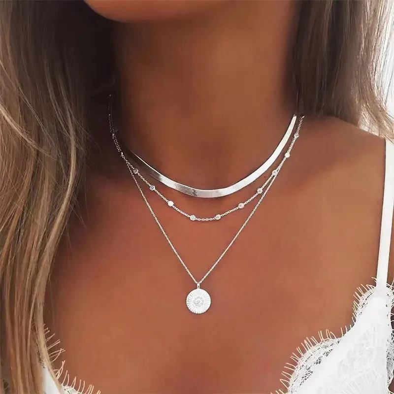 Collier femme argenté – finition argentée et ligne minimaliste